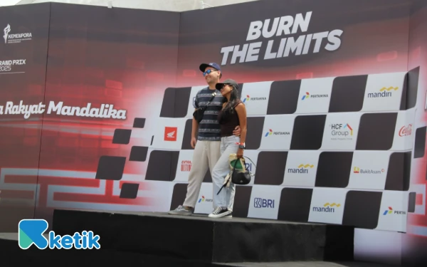 Thumbnail Para pengunjung juga bisa merasakan sensasi berdiri di atas podium seperti para pembalap MotoGP di area Pesta Rakyat di lingkungan Sirkuit Mandalika. (Foto: Rahmat Rifadin/Ketik)
