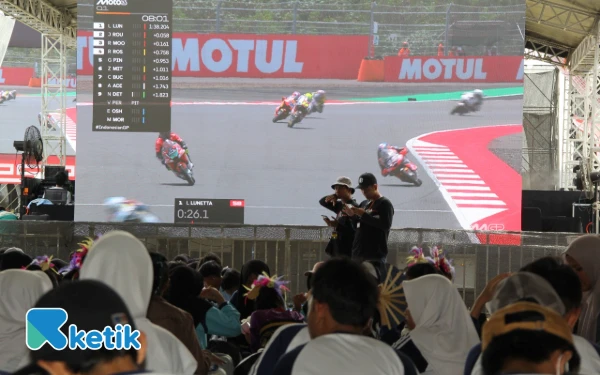 Thumbnail Di area Pesta Rakyat Mandalika ini juga disediakan giant screen untuk nonton bareng bagi pengunjung yang lelah dan tidak ingin melihat dari tribun penonton. (Foto: Rahmat Rifadin/Ketik)
