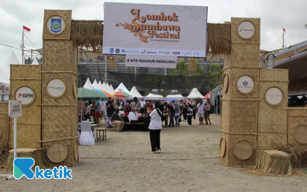 Thumbnail Lombok Sumbawa Festival menjadi lokasi UMKM binaan Pemprov NTB yang berada di dalam lokasi Sirkuit Mandalika selama gelaran MotoGP Indonesia 2025 ini. (Foto: Rahmat Rifadin/Ketik)