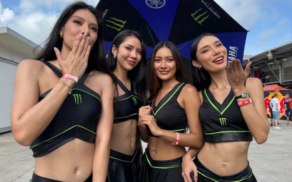 Thumbnail Ajang MotoGP Indonesia di Sirkuit Mandalika tidak hanya menyajikan para rider top dunia. Para Umbrella Girl juga menjadi pemanis di ajang balap motor tersebut. (Foto: Dok. Ketik)