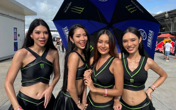 Thumbnail Kehadiran mereka menjadi penyejuk di tengah panas terik sirkuit Mandalika yang mencapai 30 derajat celcius. (Foto: Dok. Ketik)