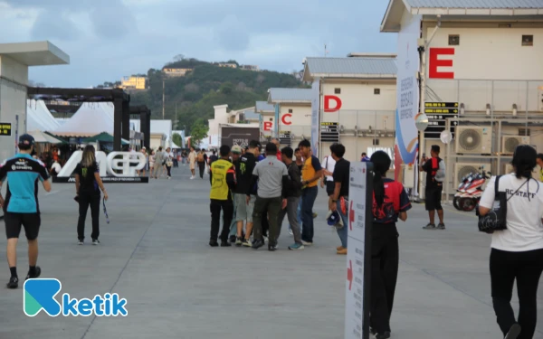 Thumbnail Pembalap pabrikan Yamaha Fabio Quartararo dikejar fans untuk  foto bersama. (Foto: Rahmat Rifadin/Ketik)