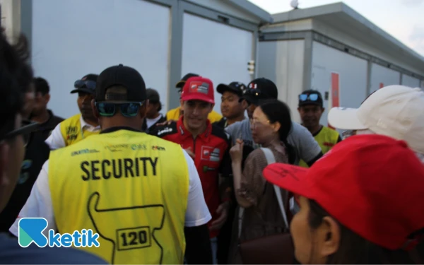 Thumbnail Marquez dikerubungi penonton untuk meminta tanda tangan di paddock Sirkuit Mandalika. (Foto: Rahmat Rifadin/Ketik)