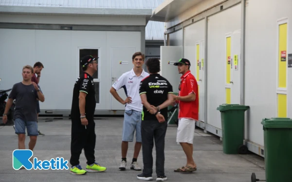 Thumbnail Rider MotoGP Luca Marini dari HRC Honda Fabio Di Gianantonio dari VR46 Racing dan Team Director VR46 Alessio Salucci yang juga sahabat Valentino Rossi ngobrol santai di depan paddock. (Foto: Rahmat Rifadin/Ketik)