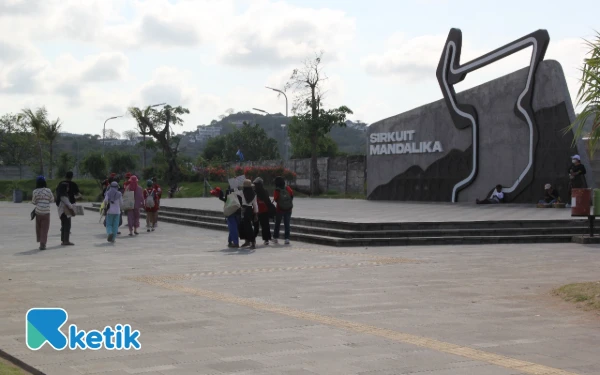 Thumbnail Para penonton mulai berdatangan sejak pagi hari di area sirkuit Mandalika. (Foto: Rahmat Rifadin/Ketik)