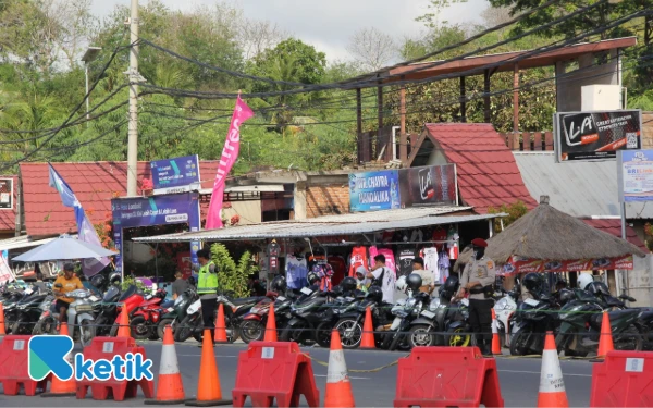 Thumbnail Para petugas gabungan dari Kepolisian dan TNI siaga di depan Sirkuit Mandalika, Minggu 5 Oktober 2025. (Foto: Rahmat Rifadin/Ketik)