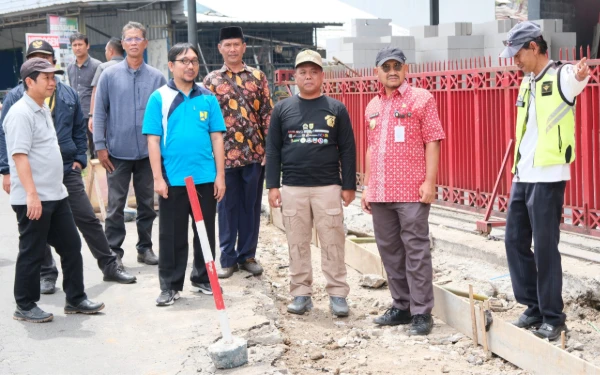 Thumbnail Berita - Bupati Anom Widiyantoro Pantau Proyek Jalan, Pastikan Pembangunan Tepat Waktu dan Berkualitas