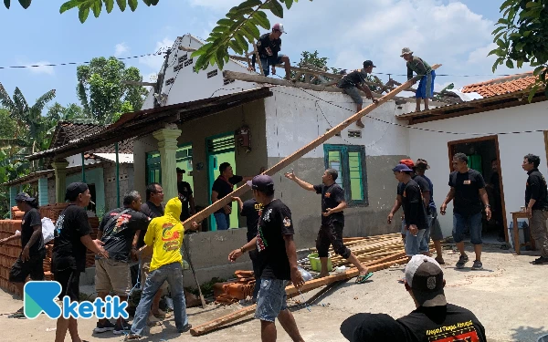 Thumbnail Berita - GPI Blitar Tunjukkan Kepedulian, Gotong Royong Perbaiki Rumah Anggota
