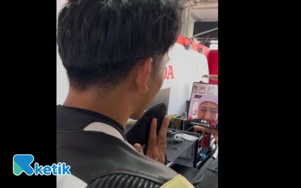 Thumbnail Berita - Gubernur Khofifah Sempatkan Video Call Mario Aji sebelum Berlaga Moto2 MotoGP Mandalika 2025