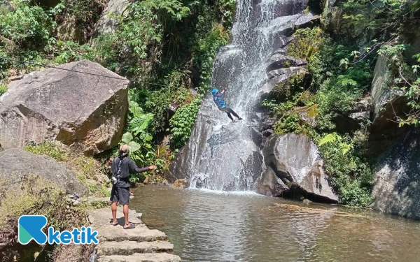 Thumbnail Berita - Panjat Tebing Air Terjun Coban Putri Kota Batu Kian Diminati Wisatawan