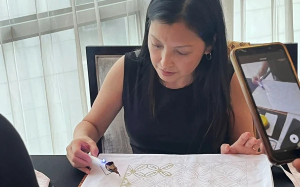 Thumbnail Berita - Uniknya Membatik Pakai Ampas Kopi, Ciptakan Pola Tekstur yang Khas
