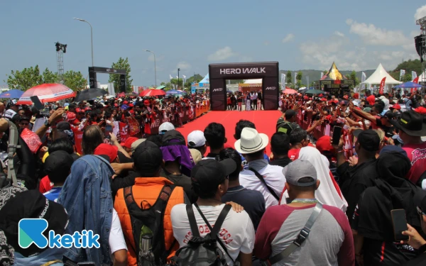 Thumbnail Miller tampak terus melayani fans tanda tangan satu-satu meski waktu acara telah habis. Dia pulang paling akhir di antara rombongan pembalap. (Foto: Rahmat Rifadin/Ketik)