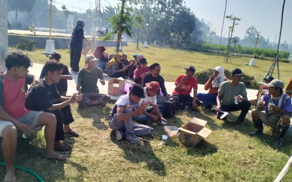 Jaga Kebersihan Paguyuban Pedagang RTH Singgahan Tuban Gotong Royong Bersihkan Rumput dan Sampah