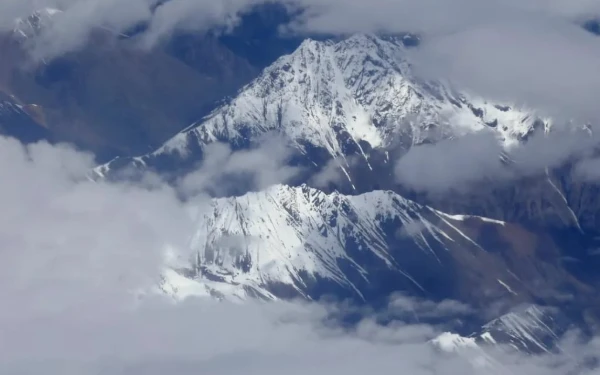 Thumbnail Berita - Badai Salju Menerjang Tibet, Seribu Turis Terjebak di Lereng Gunung Everest