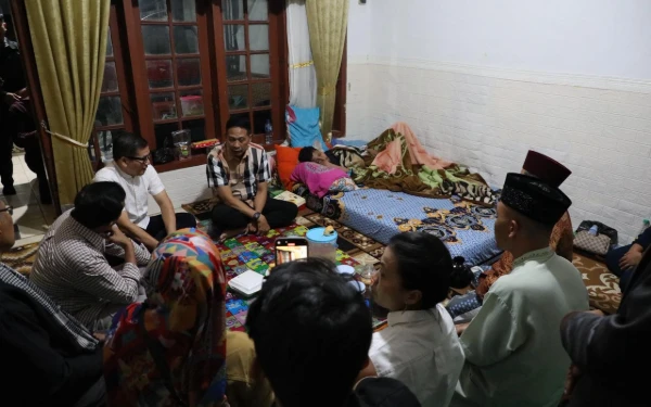 Thumbnail Berita - Sambangi Korban Runtuh Ponpes Al Khoziny, Wali Kota Malang Minta Santri Dapat Pemeriksaan Kesehatan Rutin