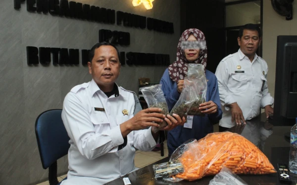 Thumbnail Berita - Niat Mau Kasih 'Snack Spesial' ke Napi, Pengunjung Rutan Surabaya Malah Ketahuan Bawa Ganja 230 Gram.