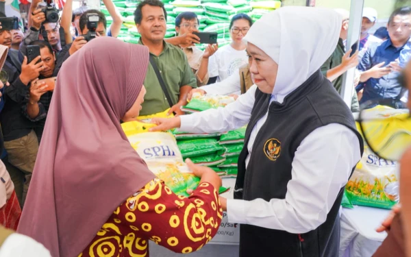 Thumbnail Berita - Gubernur Jatim Khofifah Buka Pasar Murah di Magetan, Ini Harga Kebutuhan Pokok Murah dan Terjangkau