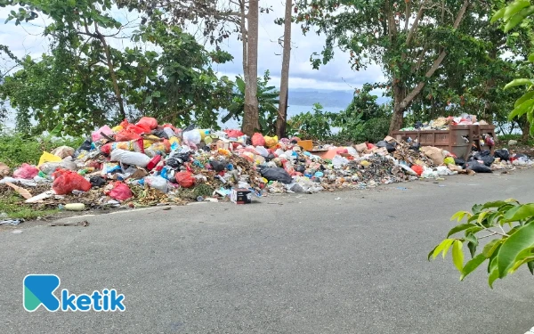 Thumbnail Berita - Sampah Luber ke Jalan di Area Pantai Desa Tuwokona, Bau Busuk Mengganggu