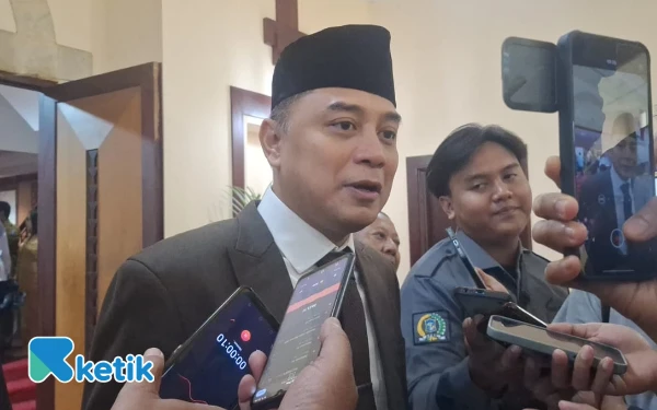 Thumbnail Berita - Eri Cahyadi Pastikan Tak Ada Lagi Penahanan Ijazah di Sekolah Swasta Surabaya, Pemkot Siapkan Bantuan Rp350 Ribu Per Bulan
