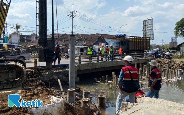 Thumbnail Berita - Atasi Kemacetan, Pelebaran Jembatan KH Malik Dalam Kota Malang Berprogres 20 Persen
