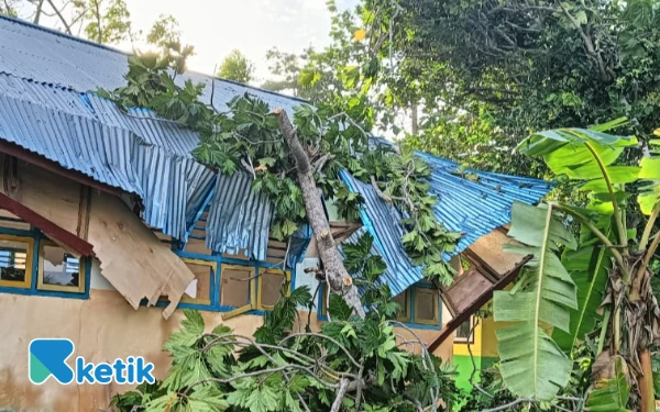 Thumbnail Berita - Gedung Sekolah Ambruk, Kantor Desa Jadi Ruang Belajar Siswa di Halmahera Selatan