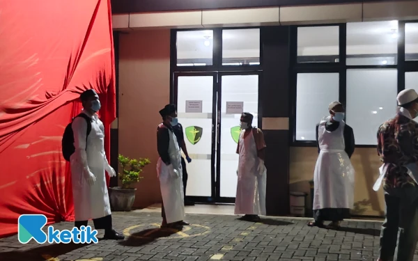 Thumbnail Berita - Al Khoziny Berduka, Ahmad Soleh Siaga! Kisah Inspiratif Relawan Pemulasaran Jenazah 24 Jam