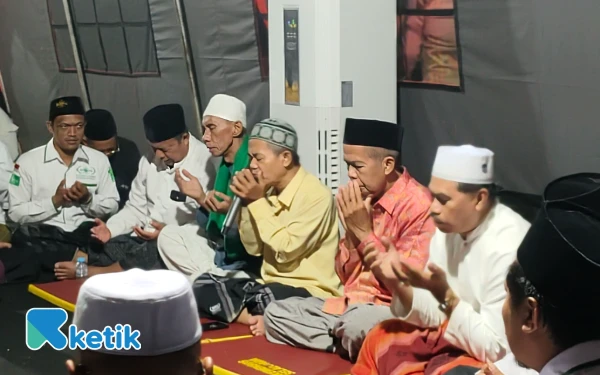 Thumbnail Berita - Tahlil dan Tahmid Bergema di Posko Rumah Sakit Bhayangkara, Doakan Korban Ponpes Al Khoziny