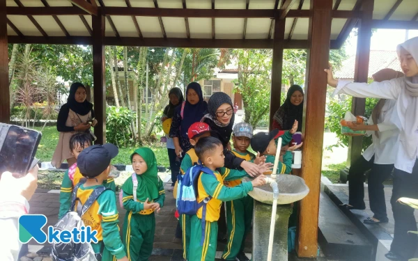 Thumbnail Berita - Ketua PKK Lebak Ajak Anak PAUD Gemar Makan Sayur Lewat Program Menanam