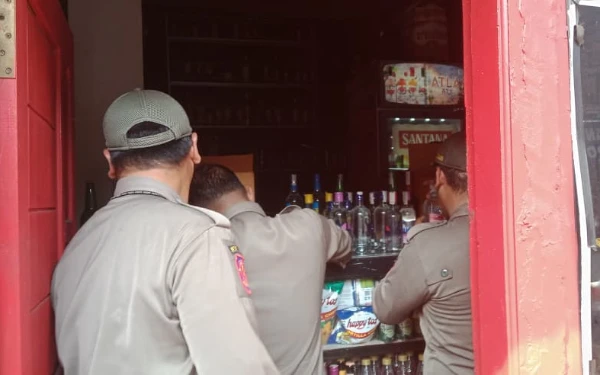 Thumbnail Berita - Satpol PP Malang Sita 260 Botol Minol, Dua Toko di Muharto Terbukti Jual ke Anak di Bawah Umur