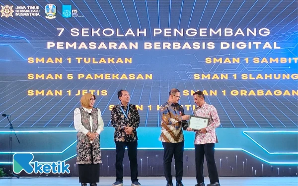 Thumbnail Berita - Dari Ruang Kelas ke Dunia Usaha, Program SMA Double Track Cetak 69 Ribu Siswa Siap Kerja