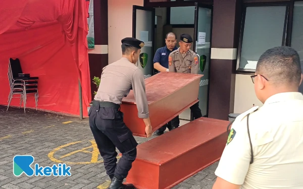 Thumbnail Berita - Tim DVI Polda Jatim Masih Identifikasi 31 Kantong Jenazah Korban Ponpes Al Khoziny
