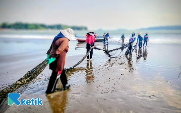 Thumbnail Berita - Hasil Tangkapan Nelayan Pantai Sine Tulungagung Menurun Drastis Akibat Cuaca Ekstrem
