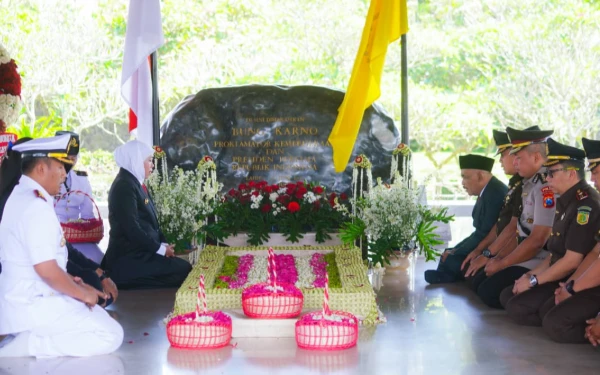 Thumbnail Berita - Gubernur Khofifah Ziarah Makam Proklamator RI Jelang Hari Jadi ke-80 Jatim