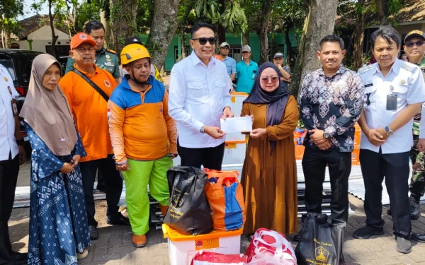 Thumbnail Berita - Wali Kota Malang Salurkan Bantuan Korban Bencana Angin Kencang