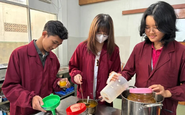 Thumbnail Berita - Jamu Anti Nyeri Haid dari Bahan Fermentasi Inovasi Mahasiswa UB, Diklaim Tak Pahit