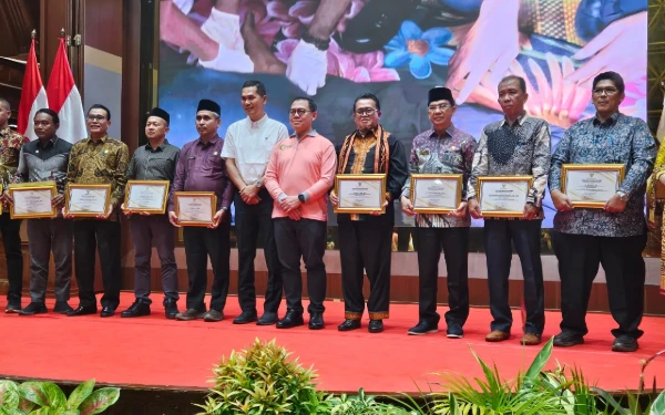 Thumbnail Berita - Peduli Kesehatan Jiwa, Bupati Abdya Peroleh Penghargaan dari Pemerintah Aceh