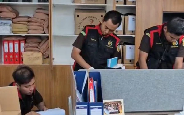 Thumbnail Berita - Usai Geledah Kantor Pelindo 3 dan APBS, Kejari Tanjung Perak Mulai Telusuri Aliran Dana