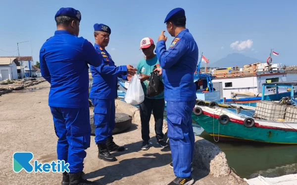 Thumbnail Berita - Satpolairud Polres Situbondo Bagikan Nasi Bungkus untuk Nelayan