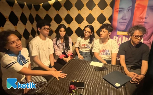 Thumbnail Berita - Penonton Heboh, Sambut Pemain Film Rangga dan Cinta di Mopic Cinemas Malang
