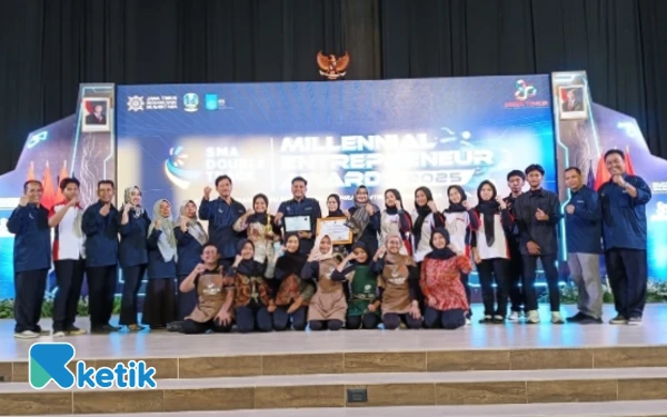 Thumbnail Berita - Double Track SMAN 1 Gondangwetan Sukses Bekali Siswa Wirausaha, Menangkan MEA 2025 Berkat Dawet Cen Ayu