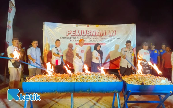 Thumbnail Berita - Hasil Operasi, Satpol PP Situbondo dan Bea Cukai Musnahkan 139 Ribu Batang Rokok Ilegal