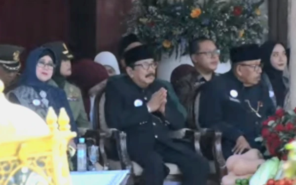 Thumbnail Berita - Hari Jadi ke-80 Jatim! Dua Mantan Gubernur Hadiri Upacara di Grahadi, Siapa Saja?
