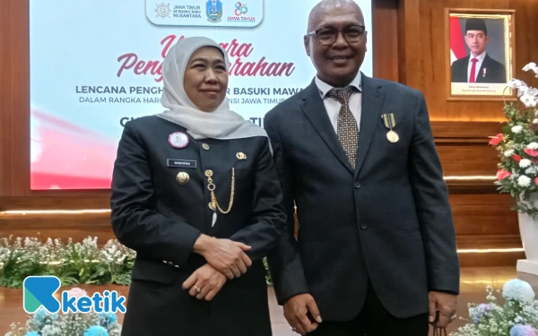 Thumbnail Berita - SELAMAT! Gubernur Khofifah Beri Lencana Kehormatan ke Akhmad Munir, Ini Dampaknya Bagi Pers Nasional