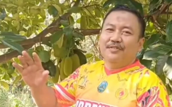 Thumbnail Berita - Ketua Golkar Jatim Ali Mufthi Temukan Kedamaian di Kebun Buahnya Sendiri