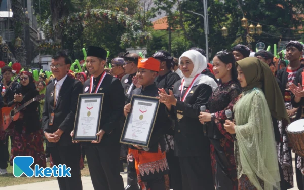Thumbnail Berita - Jatim Bersimfoni Pukau Grahadi, Paduan Suara Hybrid 55 Ribu Siswa Raih Rekor MURI