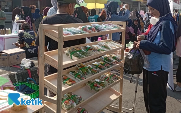Thumbnail Pelaku Usaha Hasil Pertanian menjajakan dagangannya di acara Car Free Day Comal (Foto: Slamet/Ketik)
