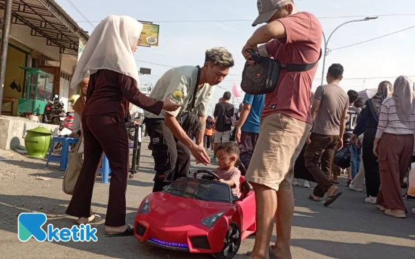 Thumbnail Seorang Bocah Mengendarai Mobil Remote didampingi Orang tua di acara Car Free Day Comal (Foto: Slamet/Ketik)
