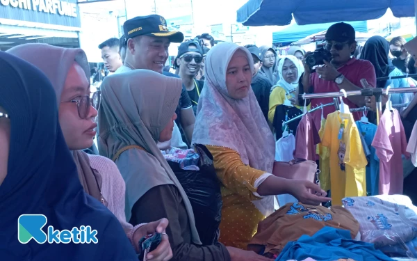 Thumbnail Wakil Bupati Pemalang Nurkholes menyambangi Bazar UMKM saat acara Car Free Day Comal, 10 Oktober 2025 (Foto: Slamet/Ketik)