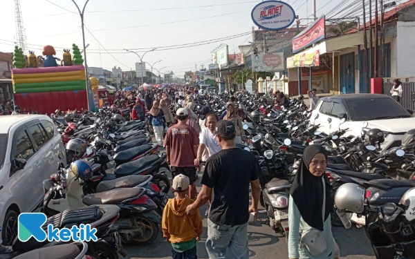 Thumbnail Kondisi Kantong Parkir di Blandong Comal Saat Acara Car Free Day, 12 Oktober 2025 (Foto: Slamet/Ketik)