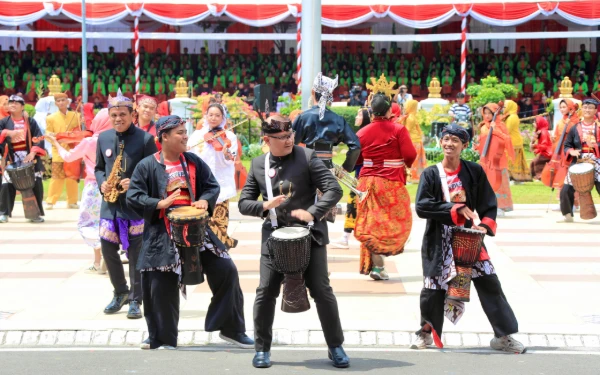 Thumbnail Berita - Kejutan di Hari Jadi ke-80 Jatim! Gubernur Kaget Kadindik Lihai Mainkan Perkusi Bareng Pelajar